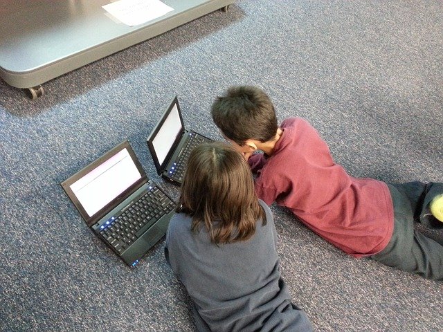 chłopiec i dziewczynka przy komputerach