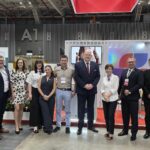 Grupa osób na targach